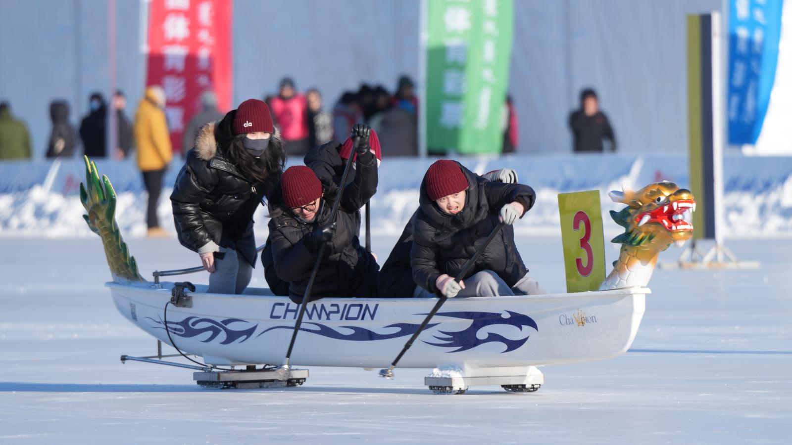 锡林郭勒盟第四届冰上龙舟大赛开赛 冰面演绎速度与激情